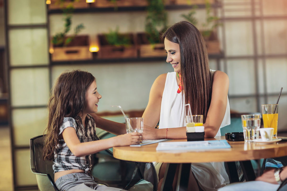 mama z dzieckiem w restauracji