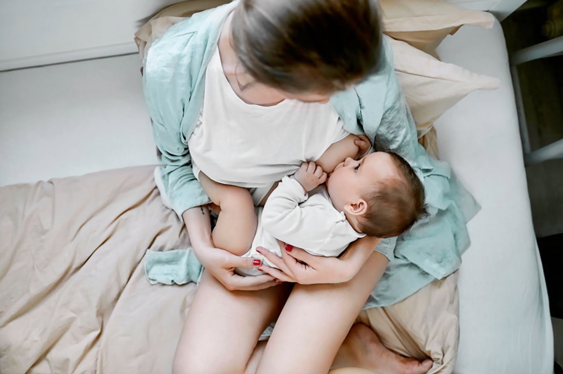 Mama karmi przytulonego maluszka
