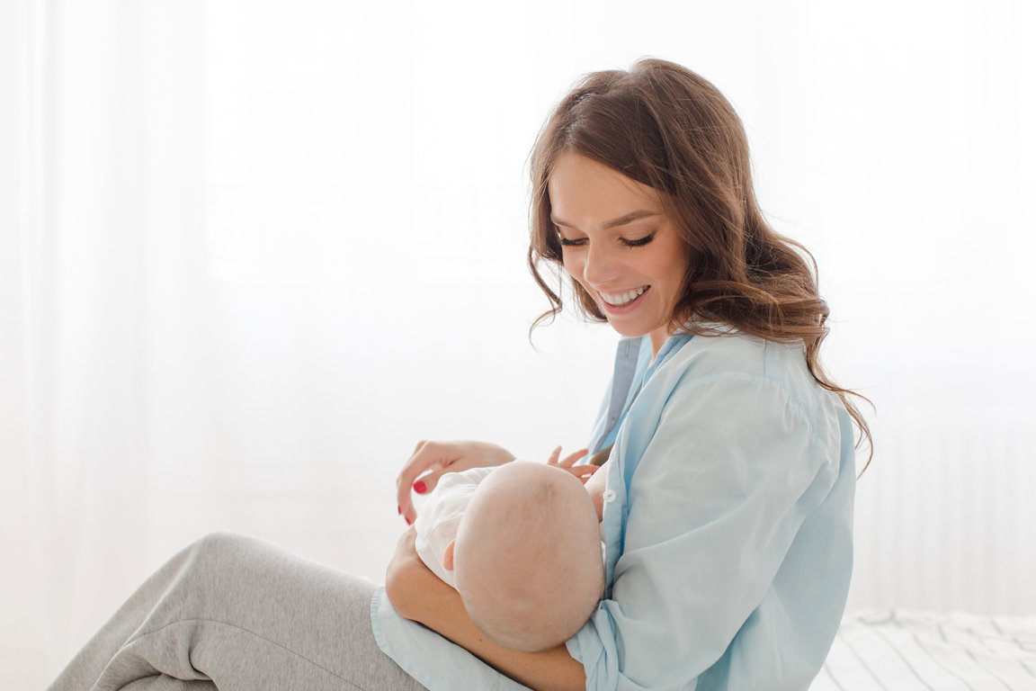 Mama karmi piersią dziecko