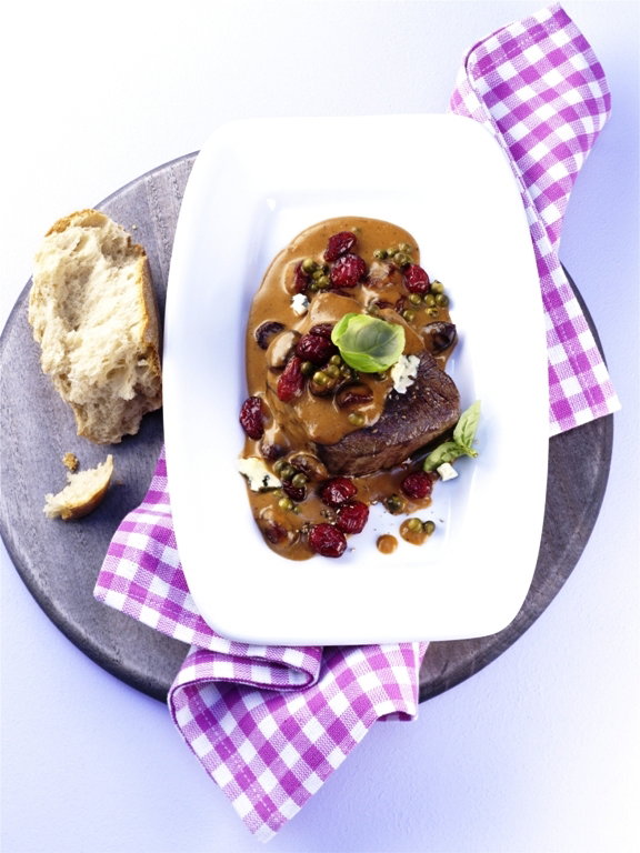 przepis na polędwice z sosem z sera gorgonzola, żurawiną o papryką