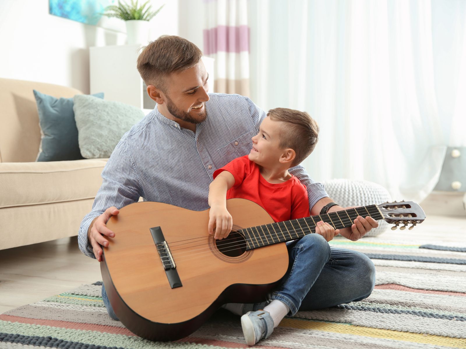 Chłopiec i tata z gitarą