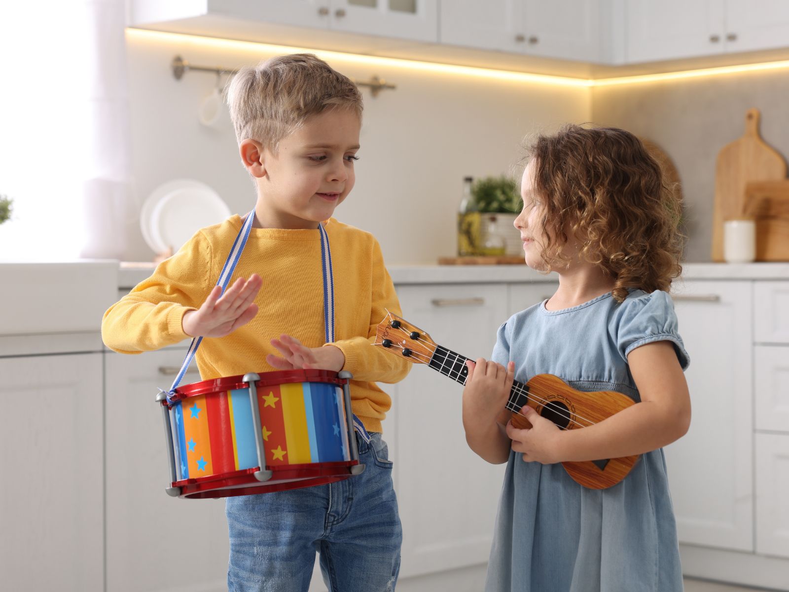 Chłopiec z dziewczynką grają na instrumentach