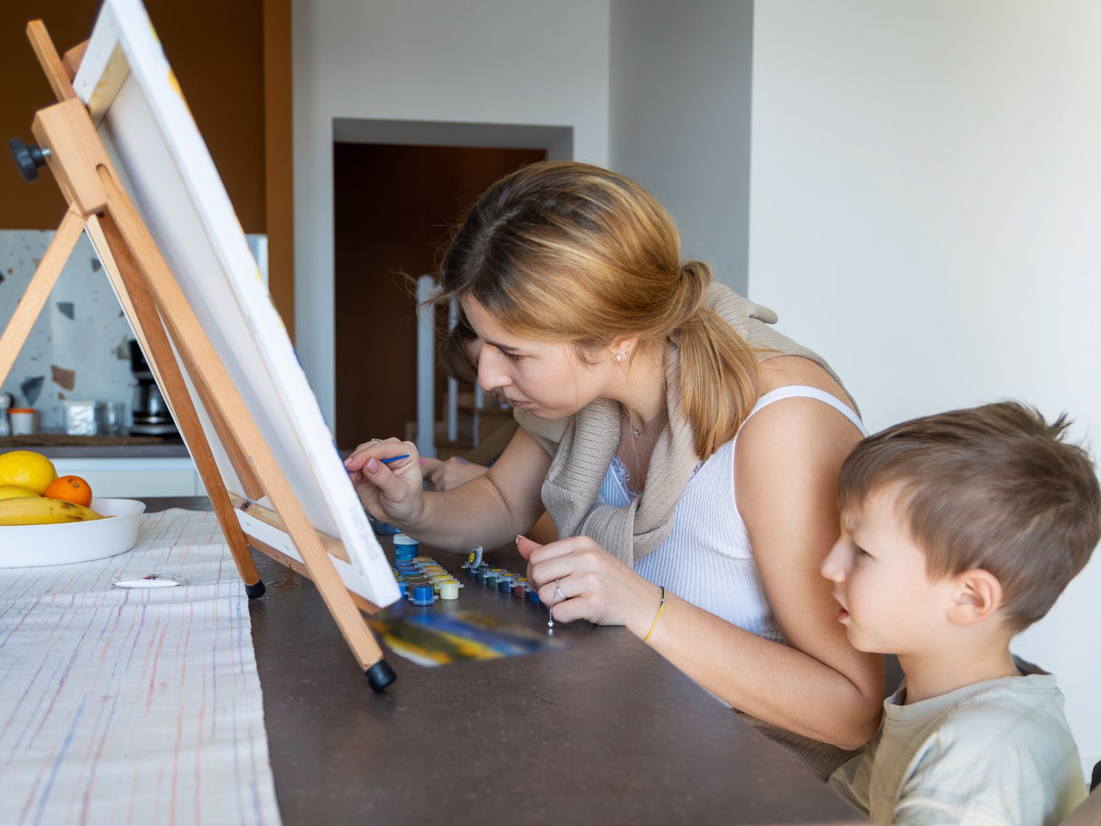 mama maluje za dzieci pracę na konkurs plastyczny