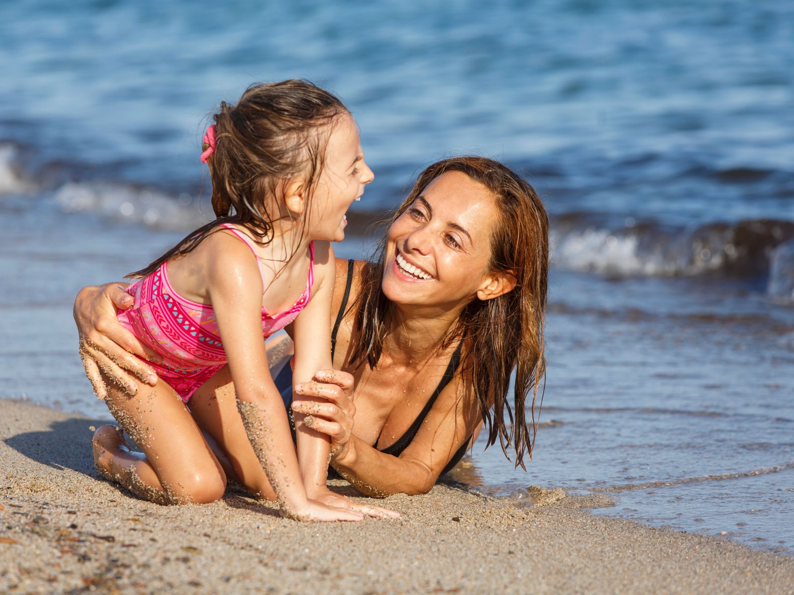 Dziewczyna z mamą na plaży