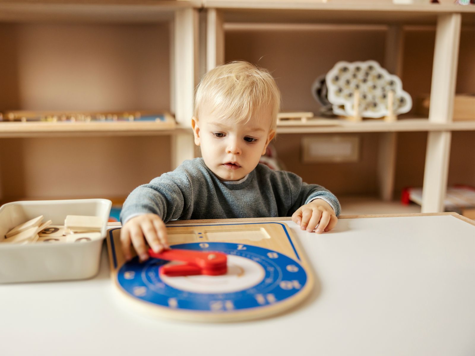 chłopiec bawi się sam w przedszkolu w Wigilię