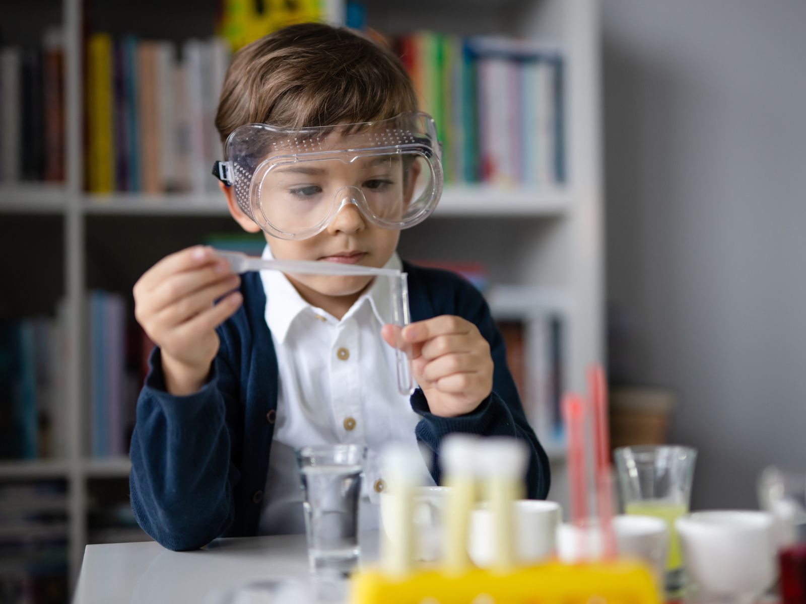 Chłopiec, który robi doświadczenia chemiczne
