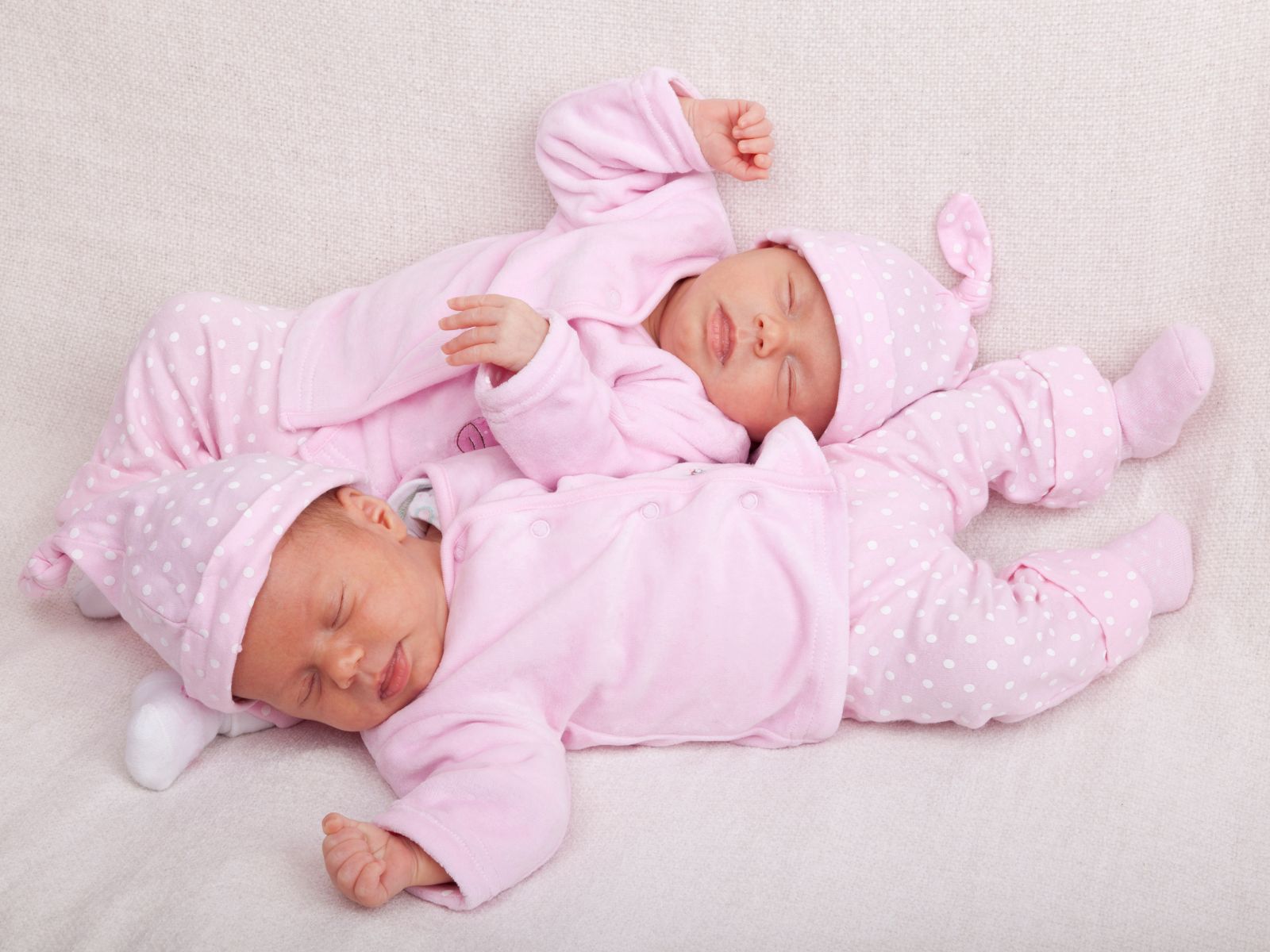 Bliźniaczki w różowym ubraniu