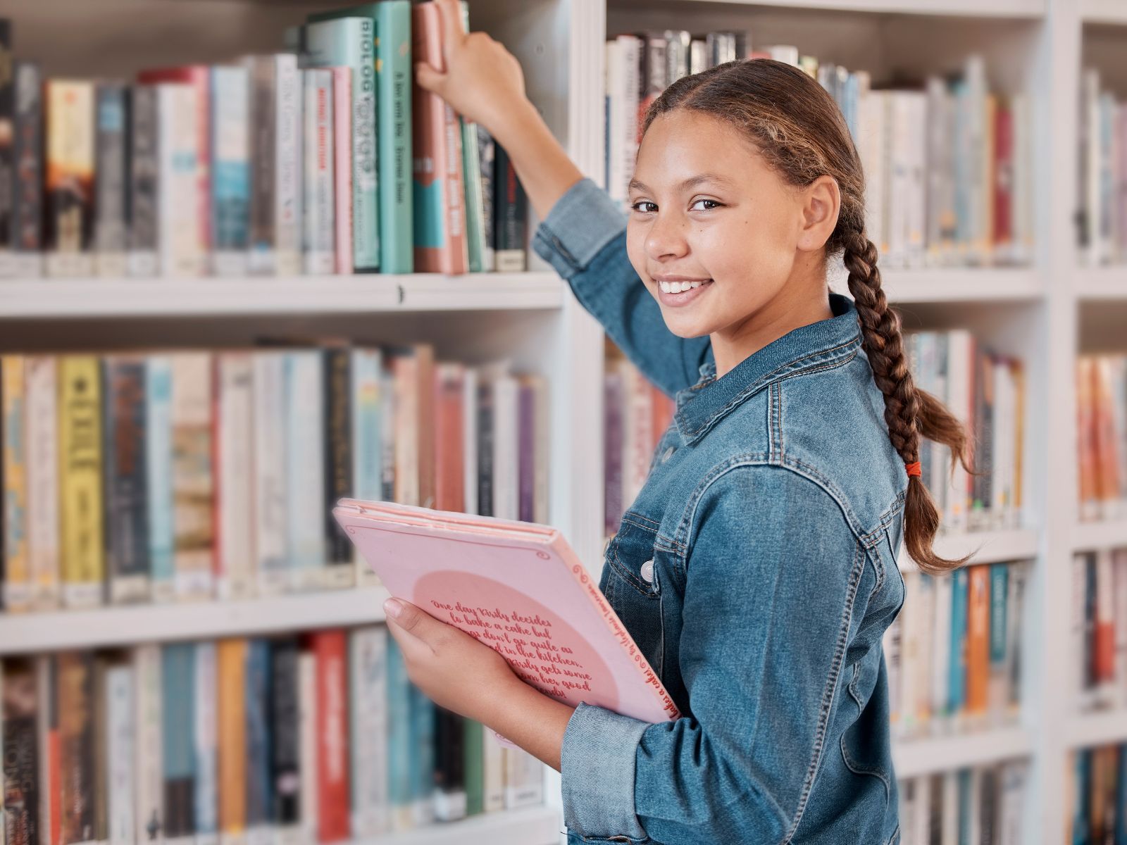 Dziewczynka w bibliotece