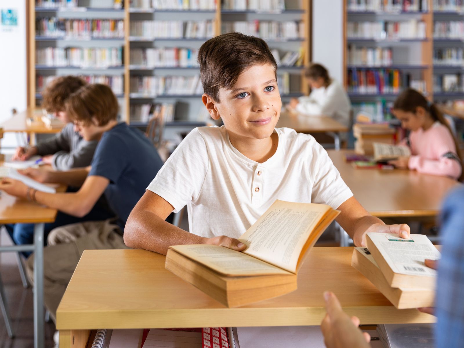 Chłopiec w bibliotece