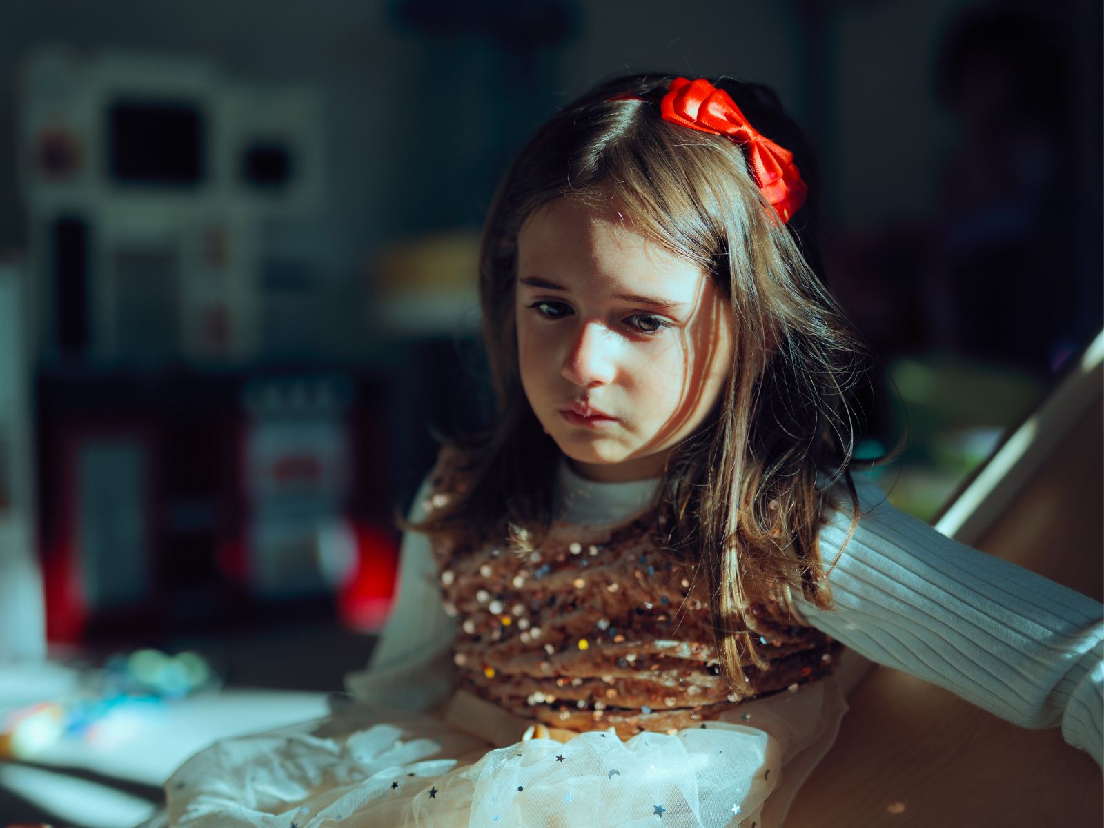 smutna dziewczynka czeka, aż mama wróci z pracy