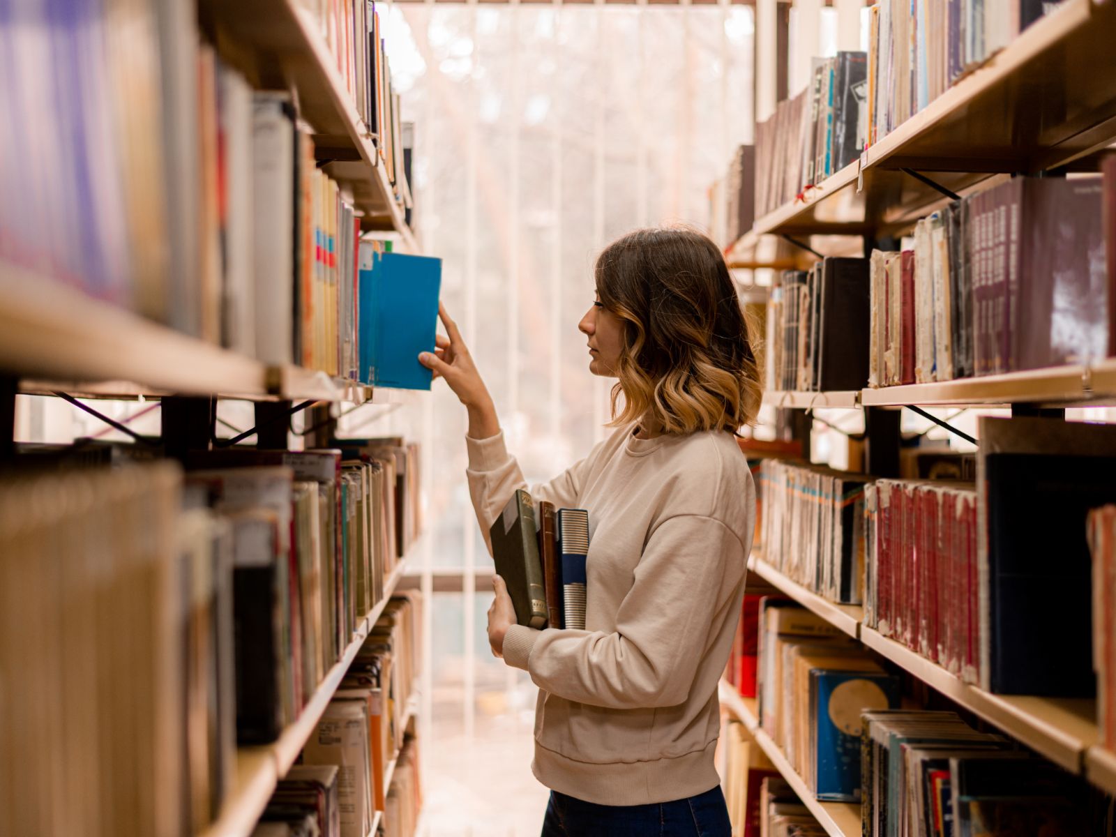 Kobieta w bibliotece