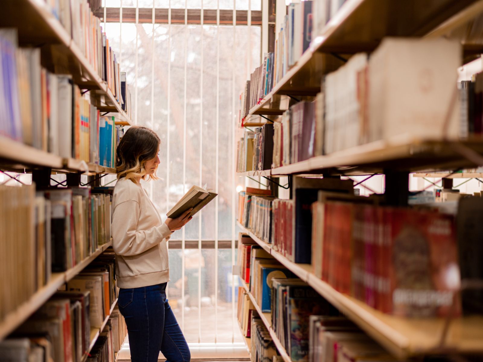 Dziewczyna w bibliotece