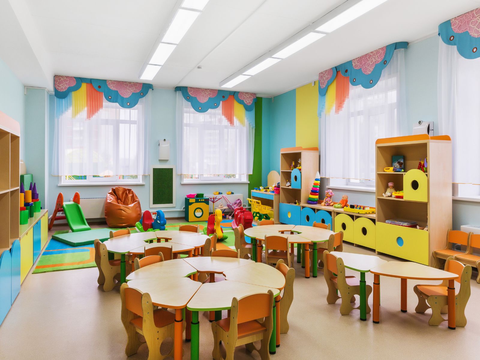 kolorowa sala w przedszkolu