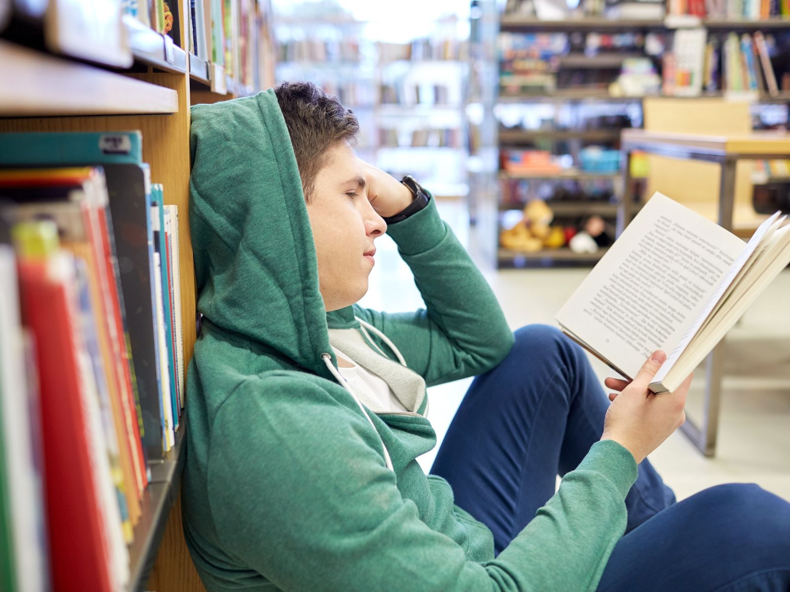 Chłopiec w bibliotece