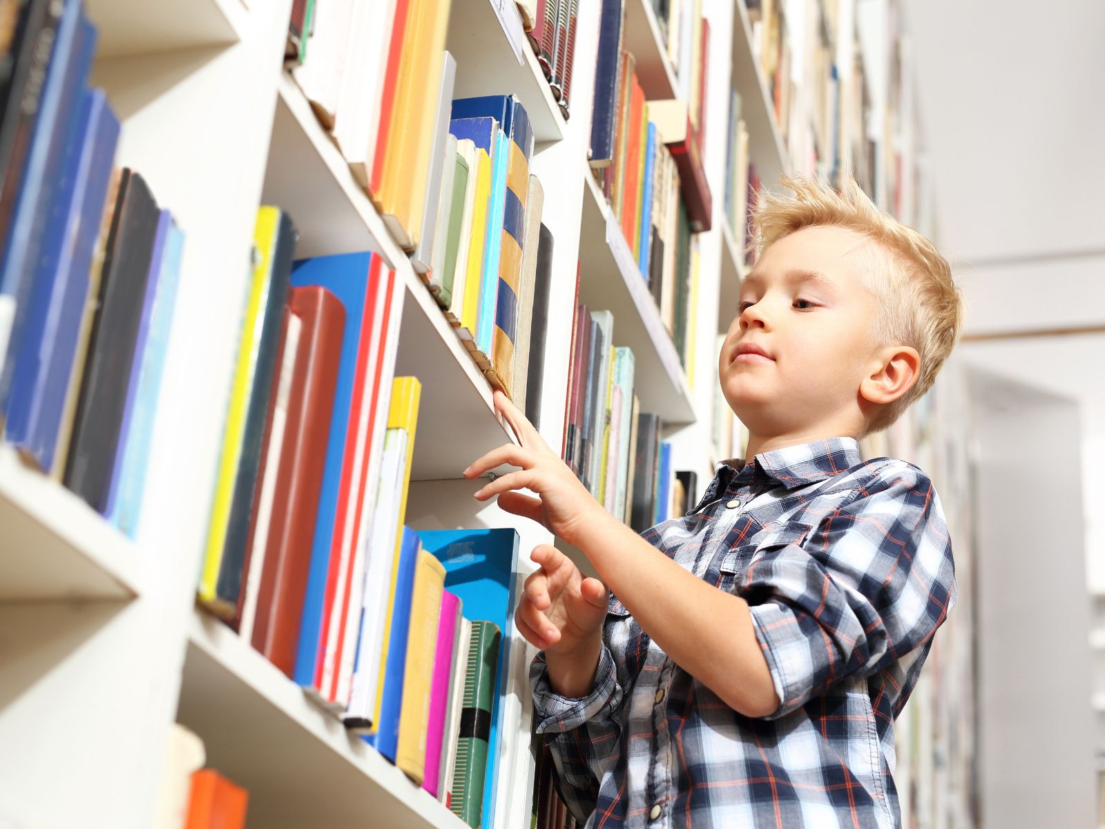 Chłopiec w bibliotece