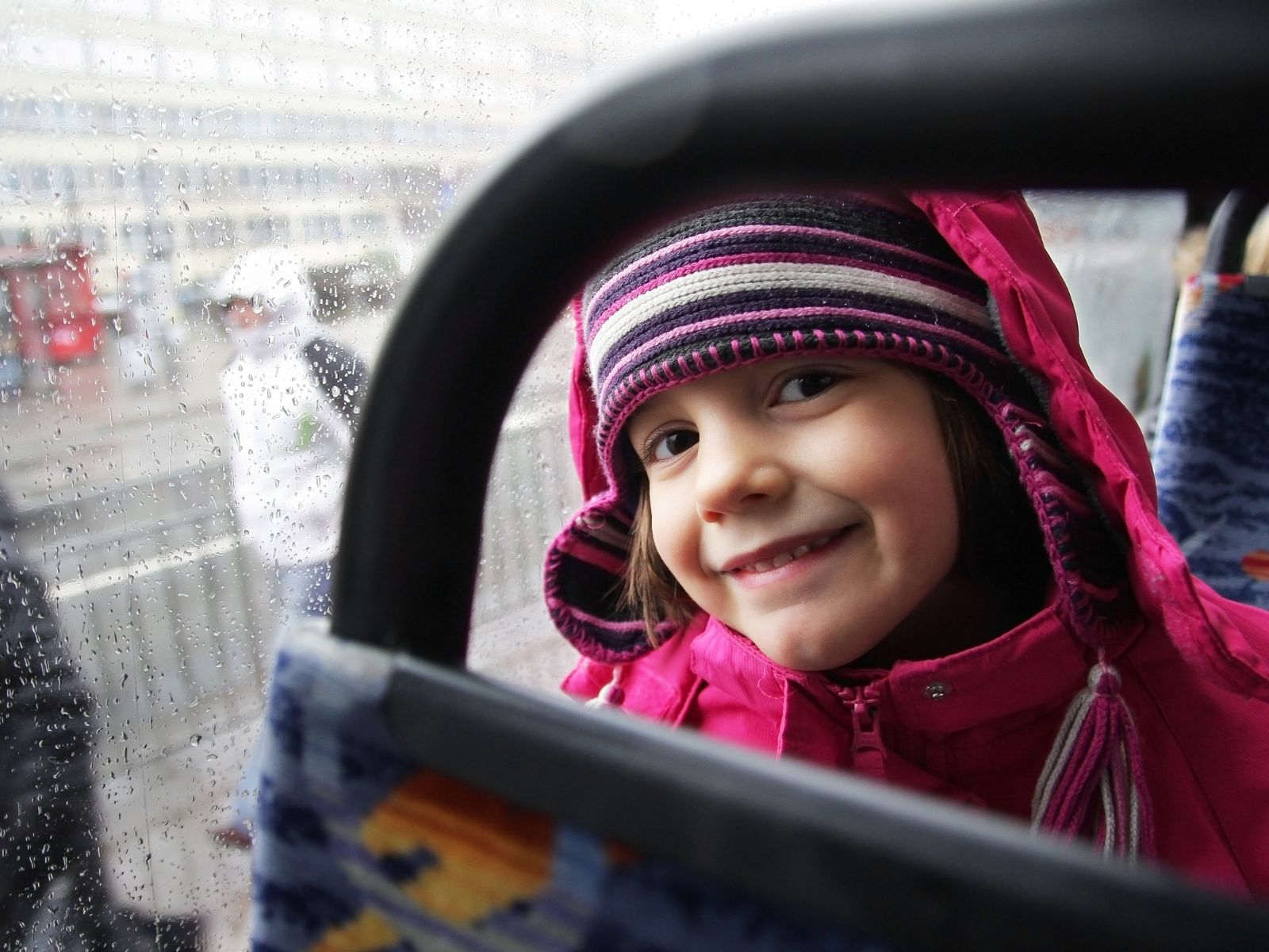 Dziewczynka w autobusie