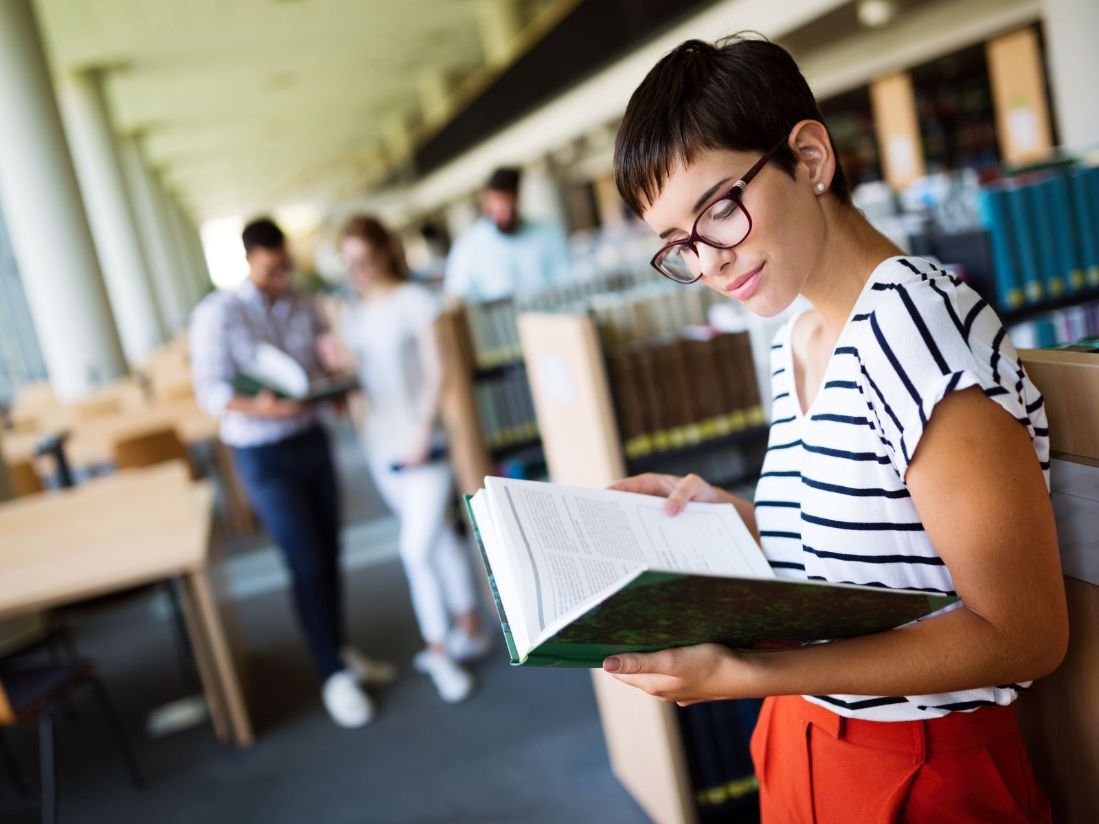 dziewczyna w bibliotece
