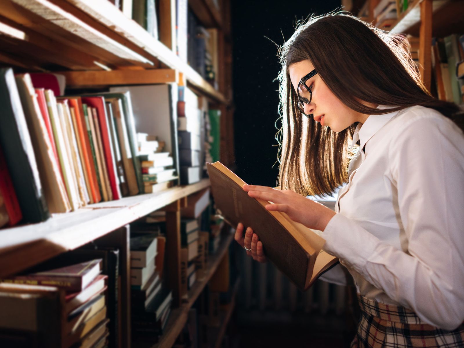 dziewczyna w bibliotece