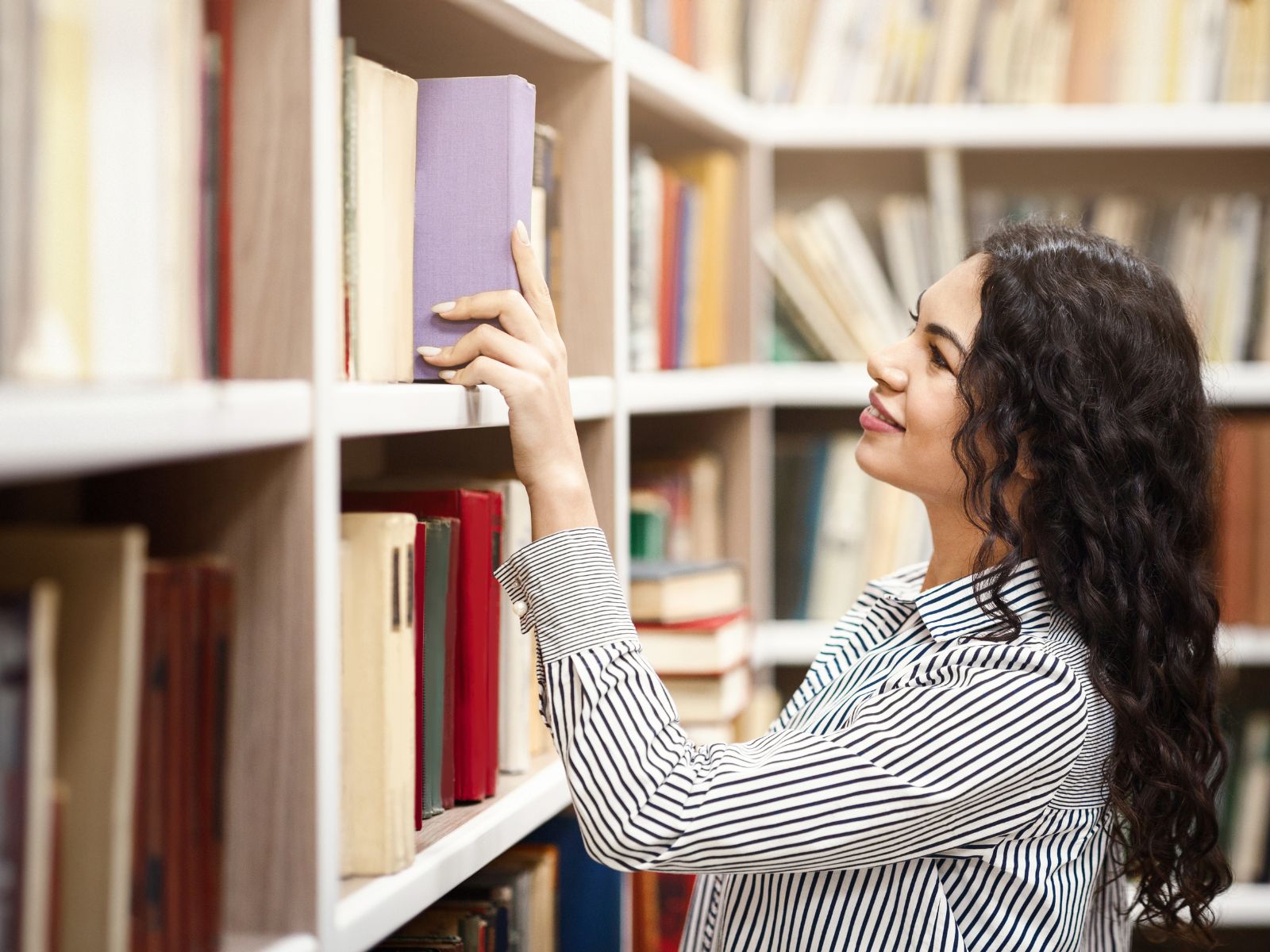 Dziewczyna w bibliotece