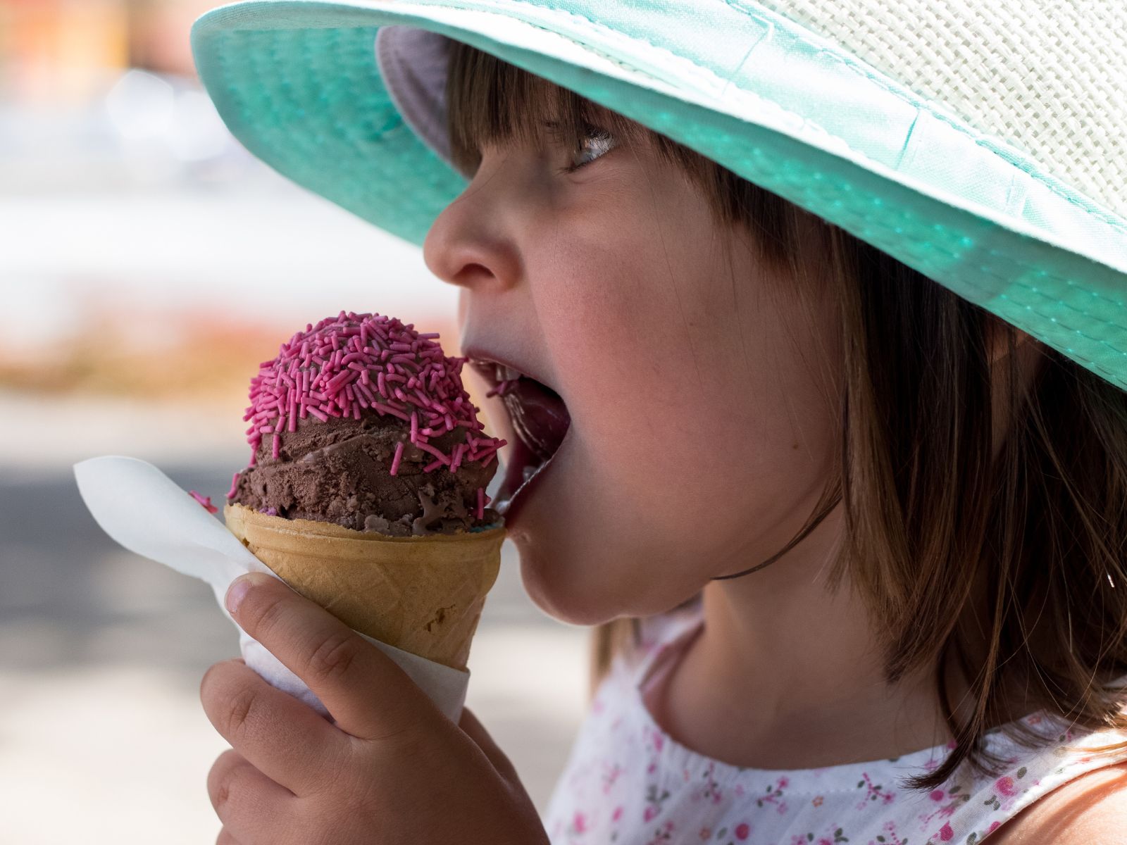Dziewczynka, która je lody