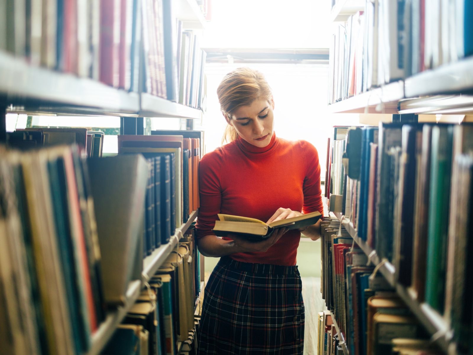 Kobieta w bibliotece