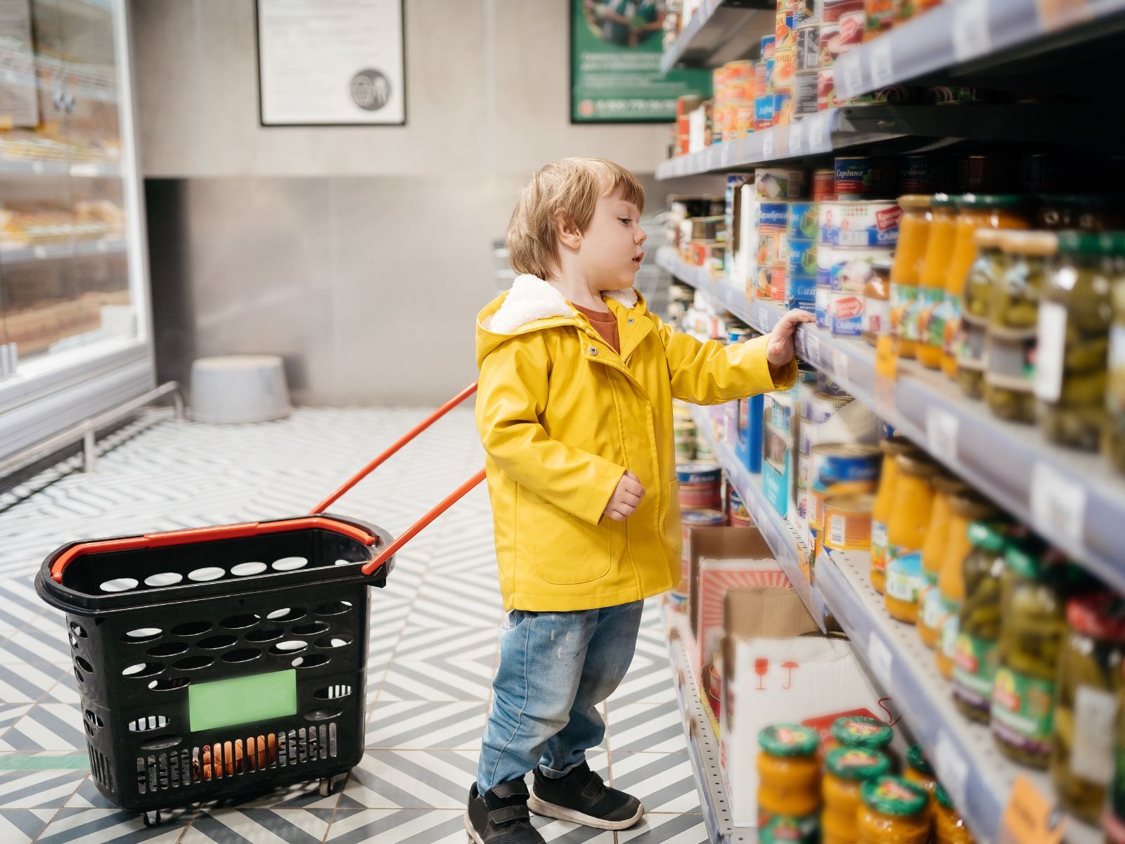 małe dziecko robi zakupy w supermarkecie