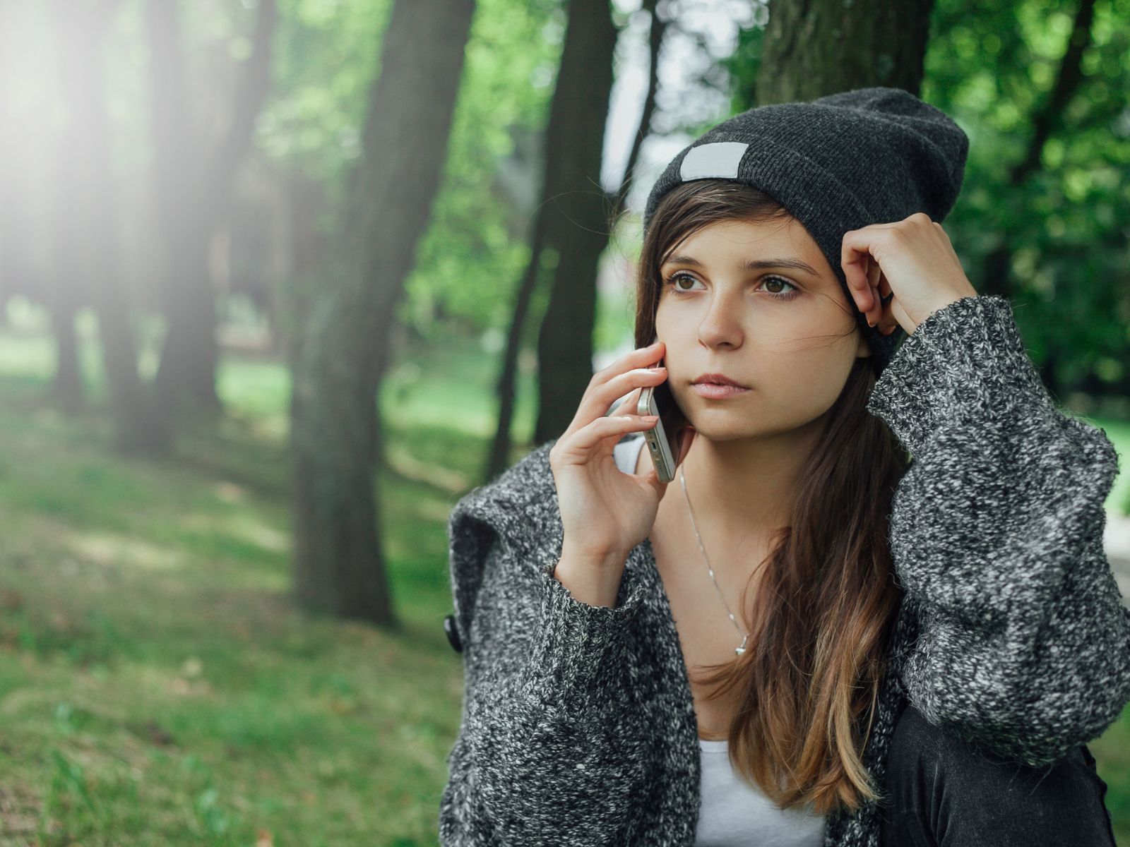 dziewczyna rozmawiająca przez telefon