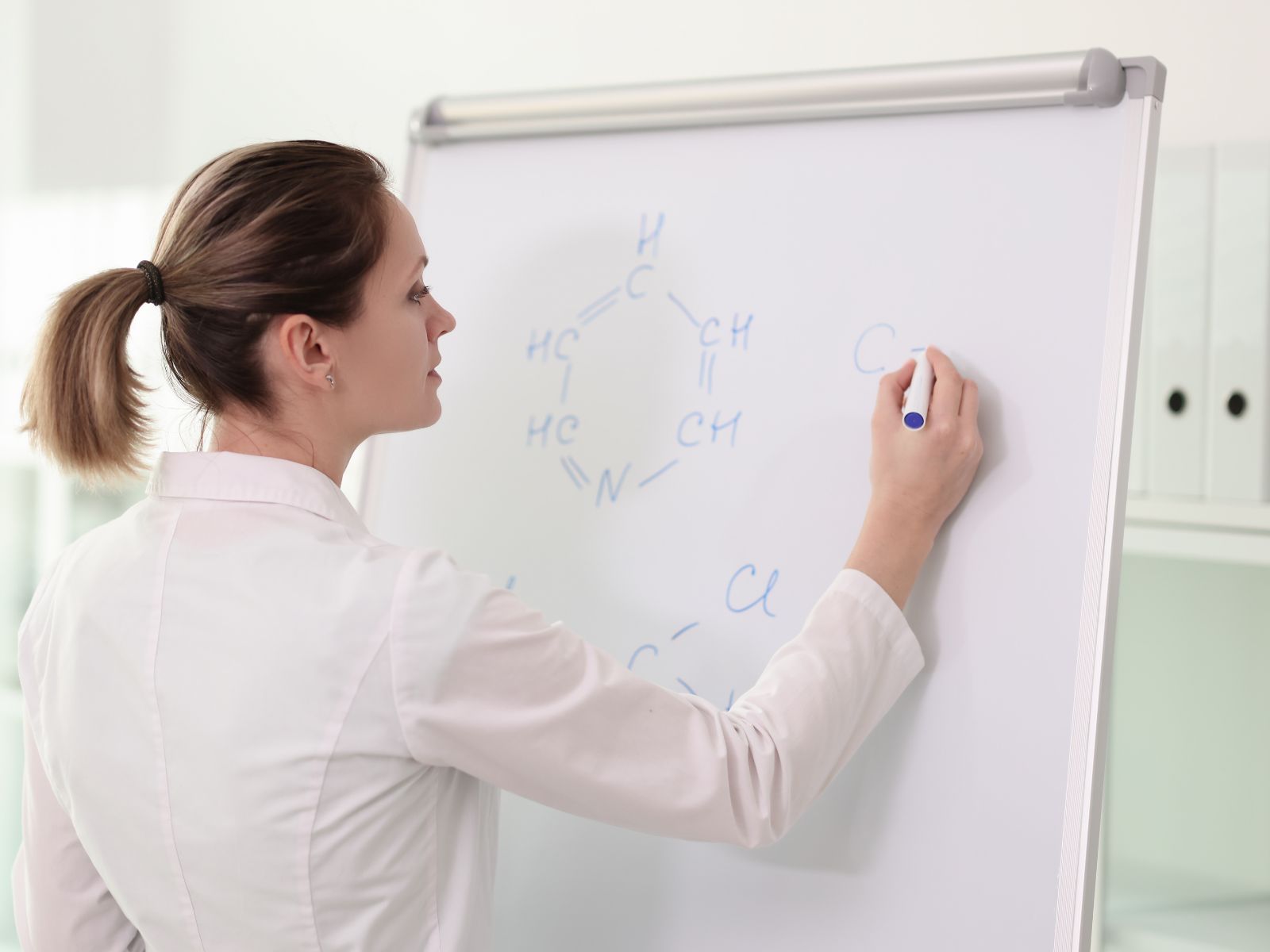 Nauczyciel chemii rysuje wzory chemiczne