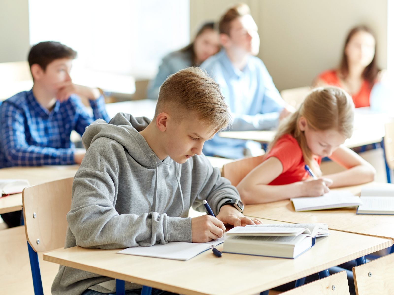 Dziewczynka i chłopiec w klasie