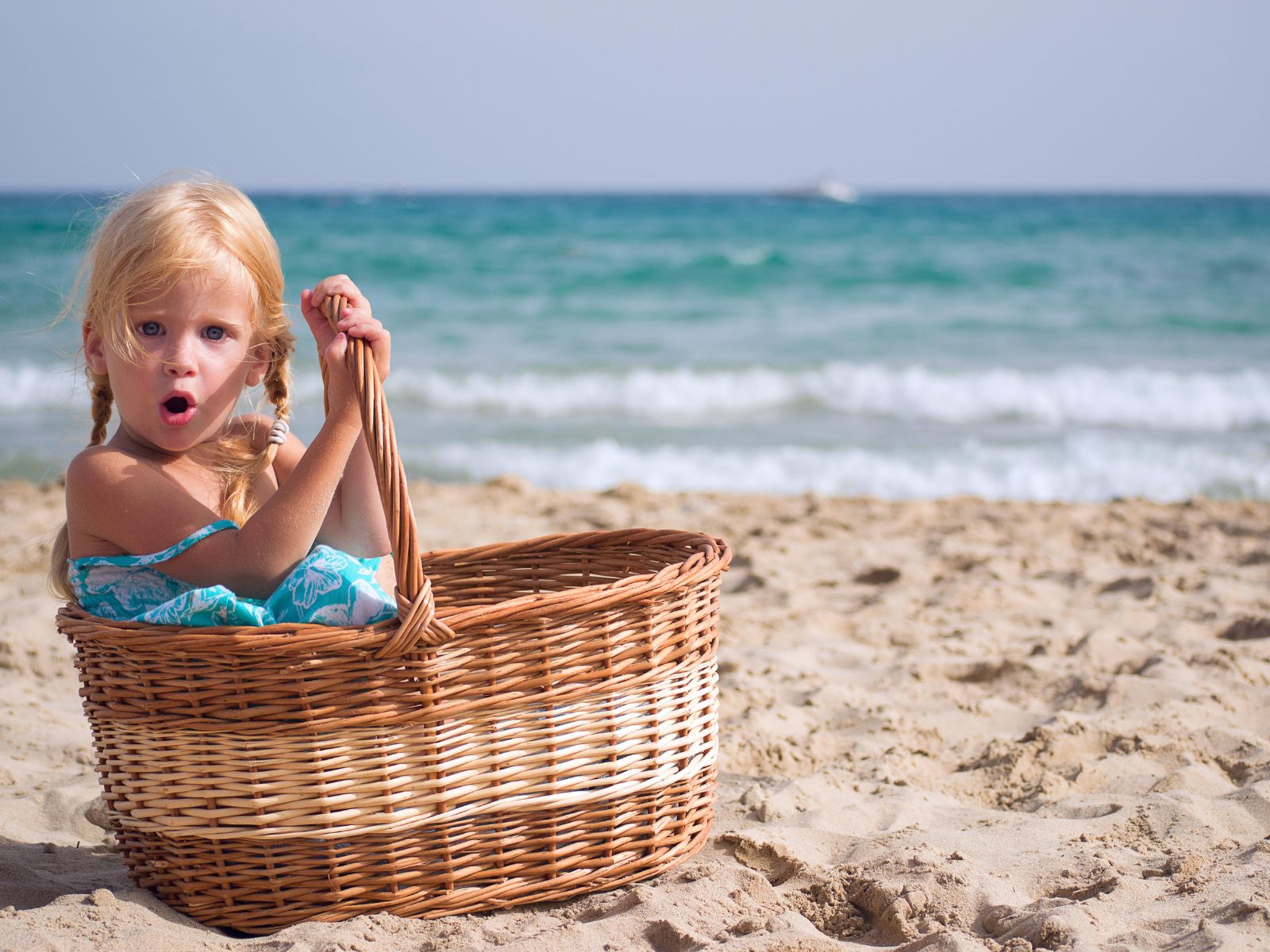 Dziewczynka w koszu na plaży