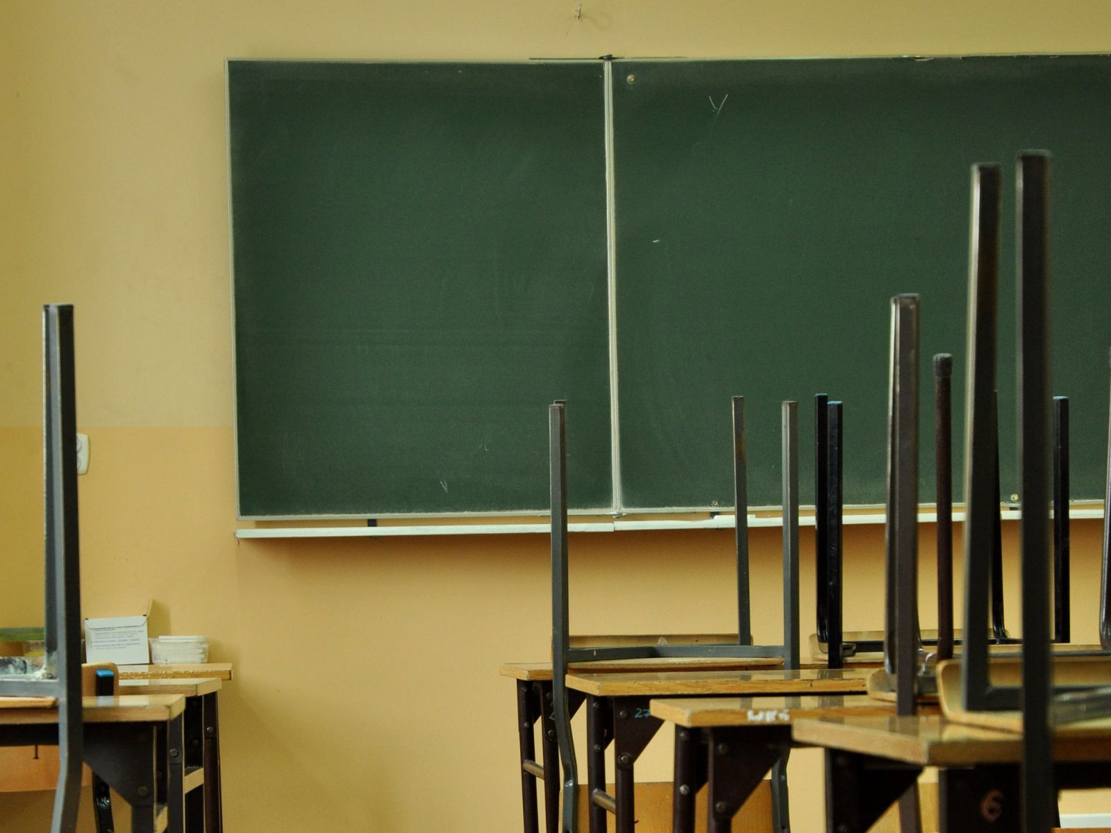 pusta klasa w szkole po lekcjach