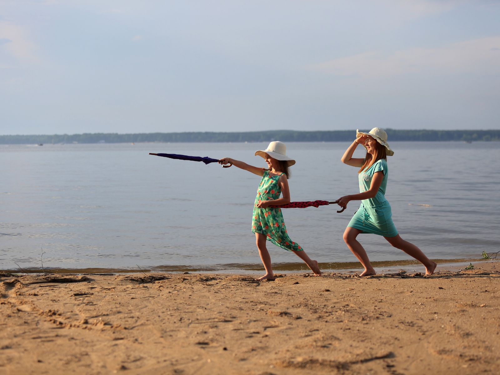 Dziewczynka z mama na plaży