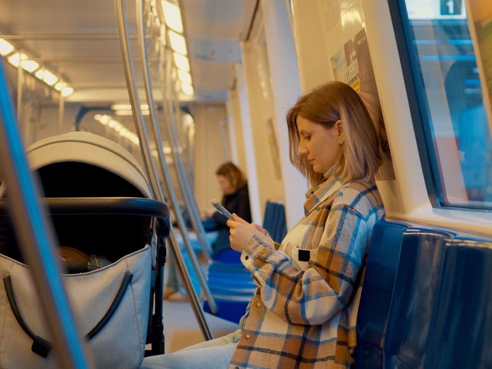 mama w komunikacji miejskiej korzysta z telefonu