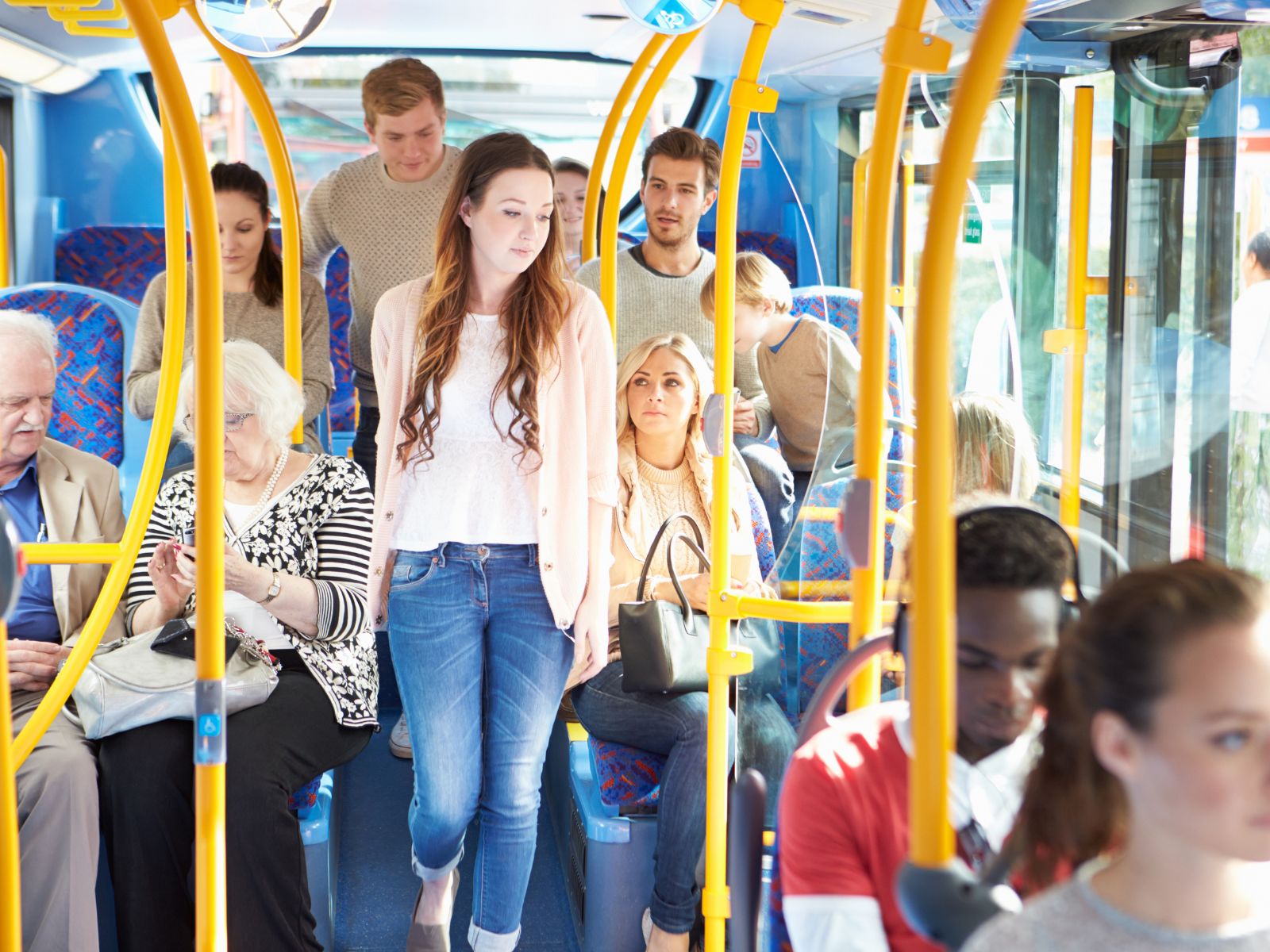 Ludzie w autobusie