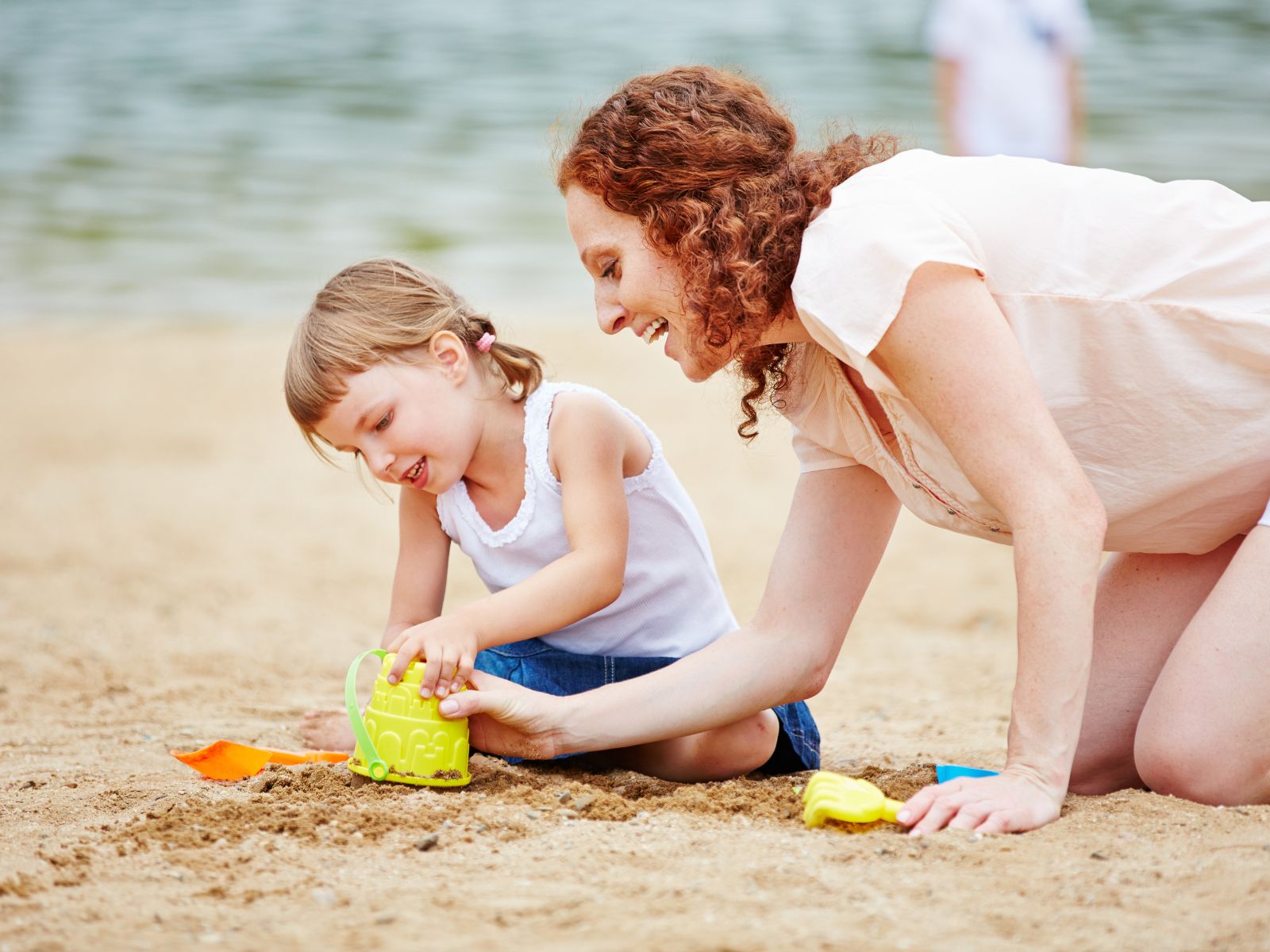 Dziewczynka z mamą na plaży
