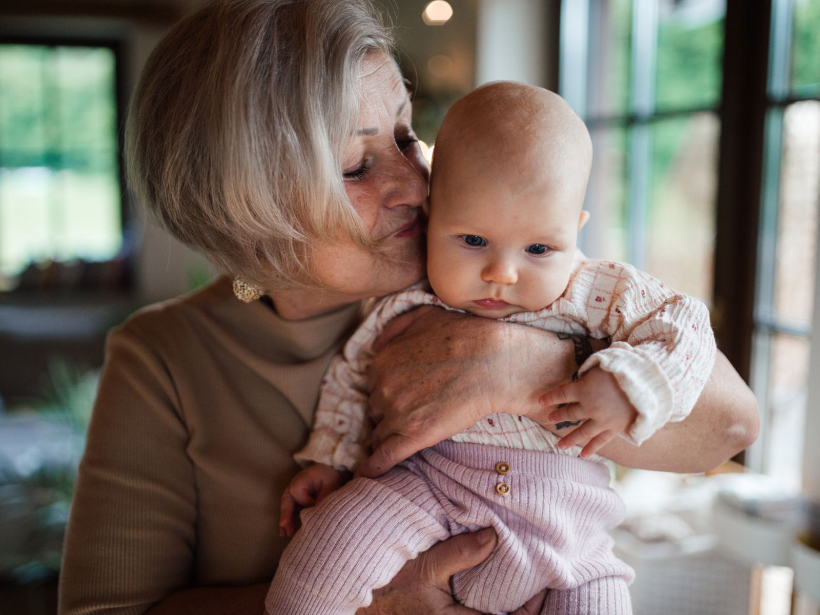 babcia z małą wnuczką