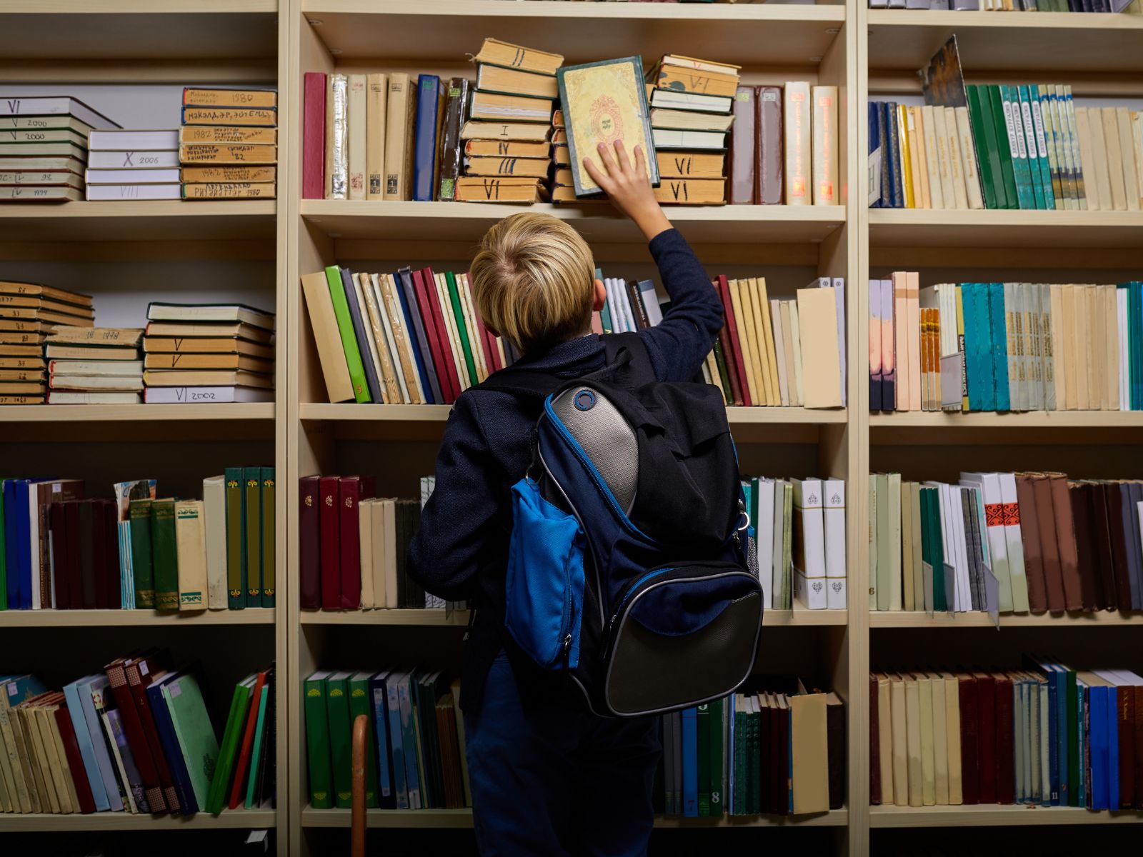 uczeń w bibliotece szkolnej