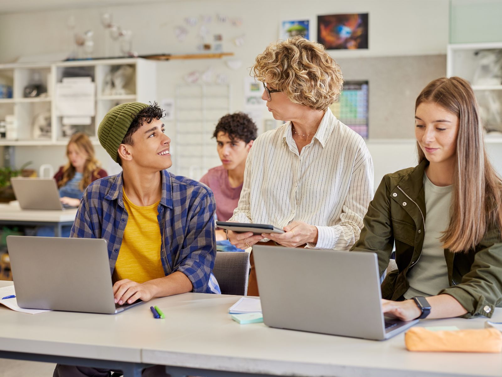 uczniowie i nauczycielka w klasie