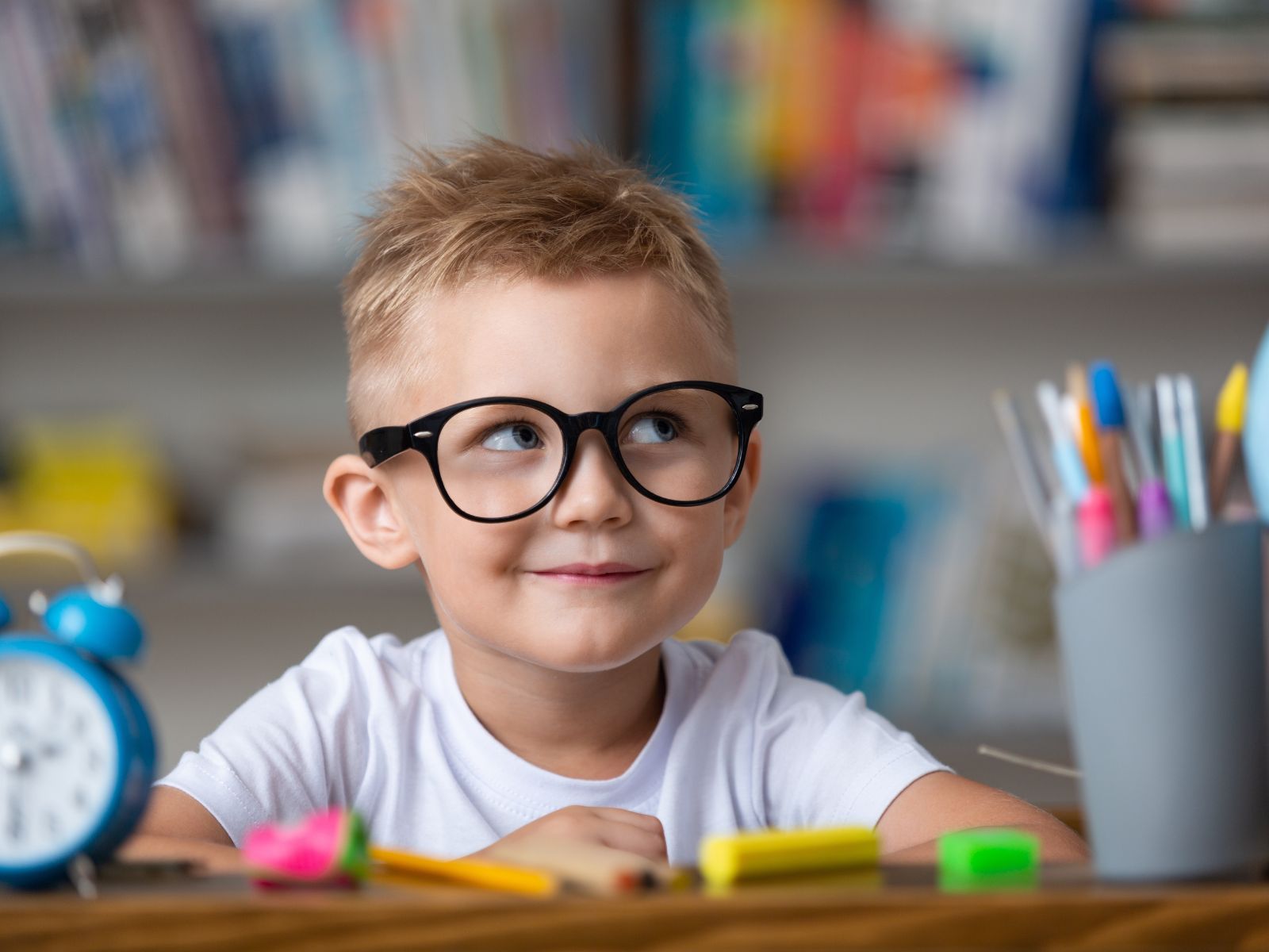 Chłopiec w okularach