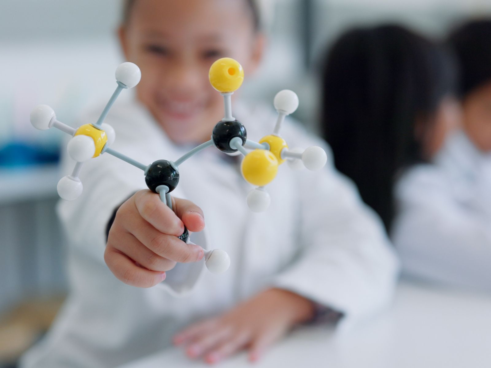dziewczynka z makietą budowy atomu