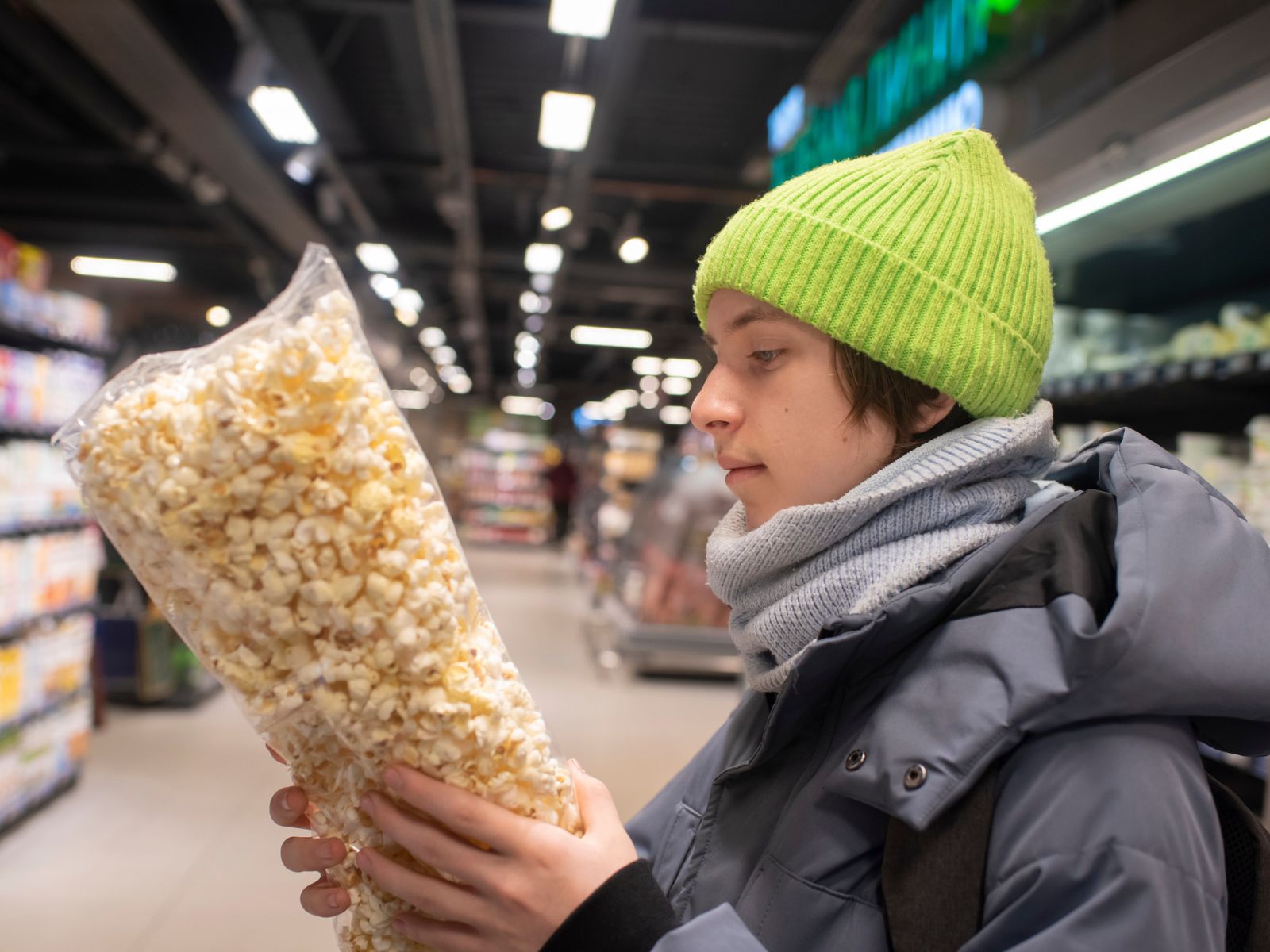 nastolatek kupuje przekąski w sklepie