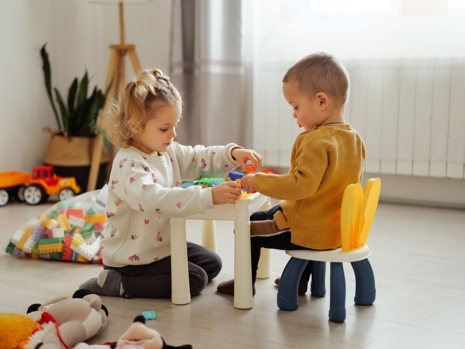 dzieci bawią się używanymi klockami