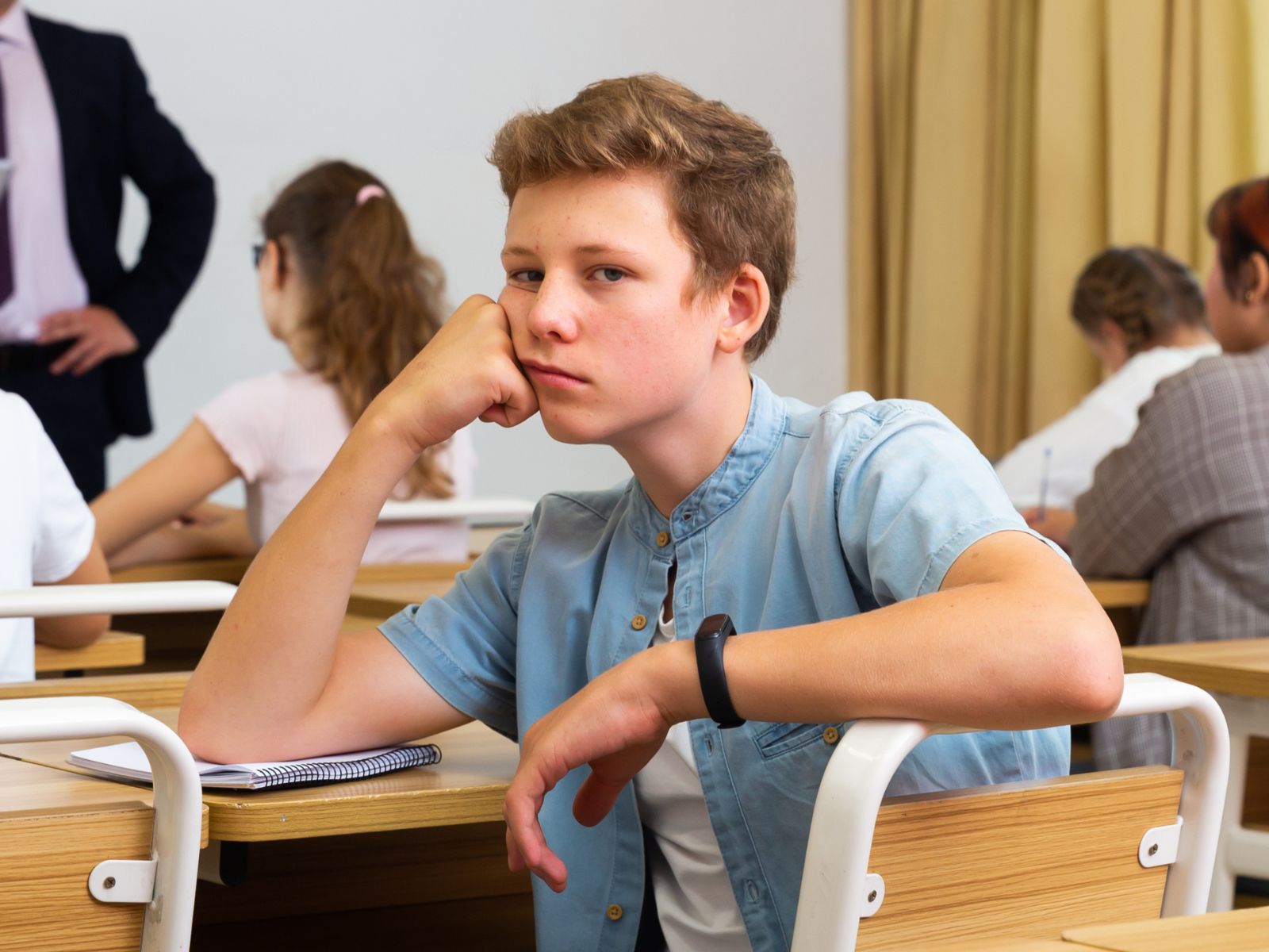 uczeń na lekcji w ławce