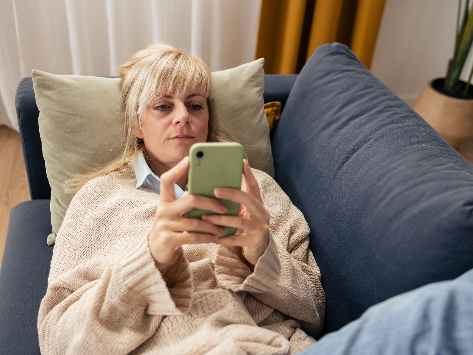 nauczycielka czyta SMS-a od matki ucznia
