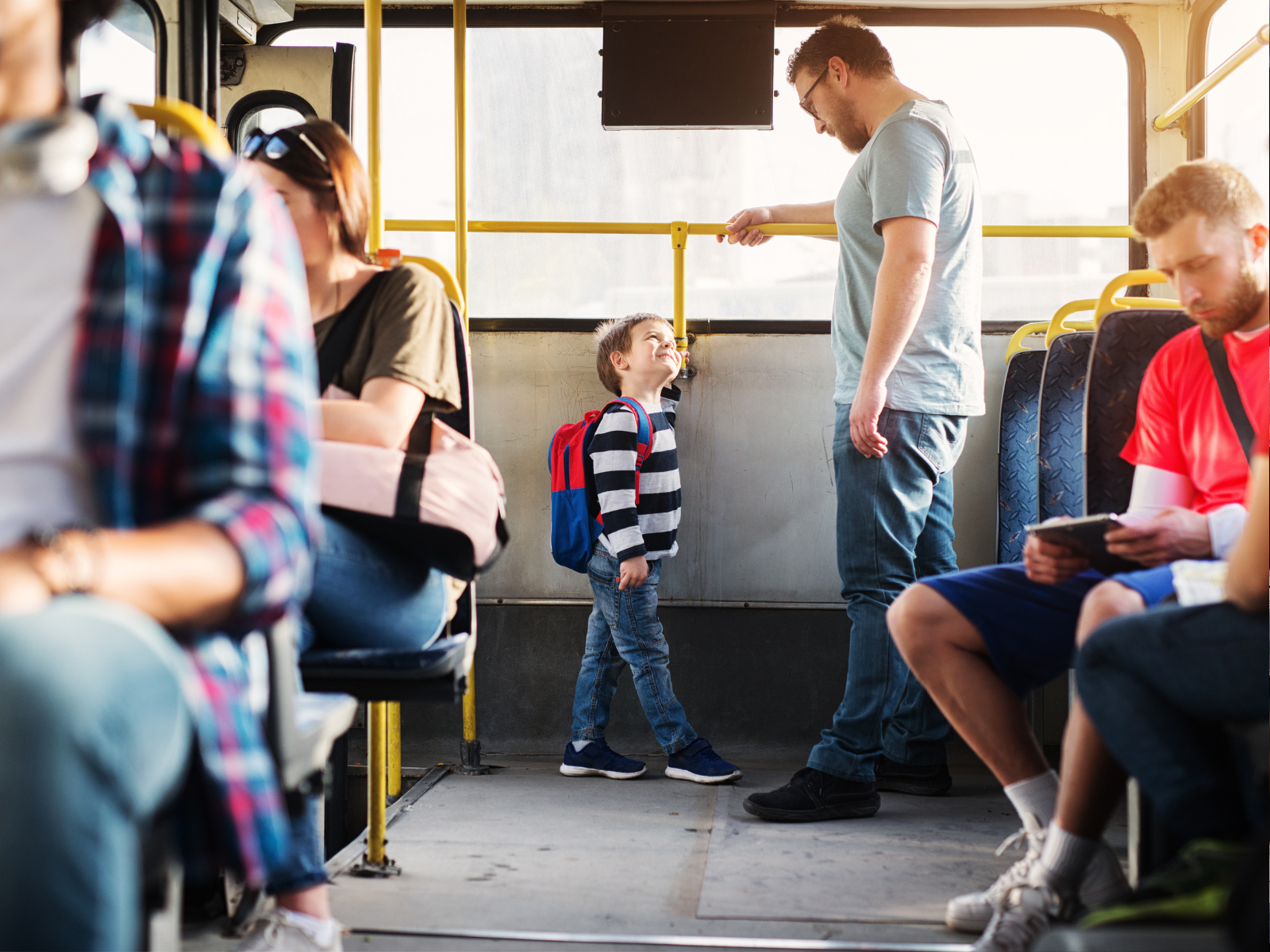 dziecko w autobusie