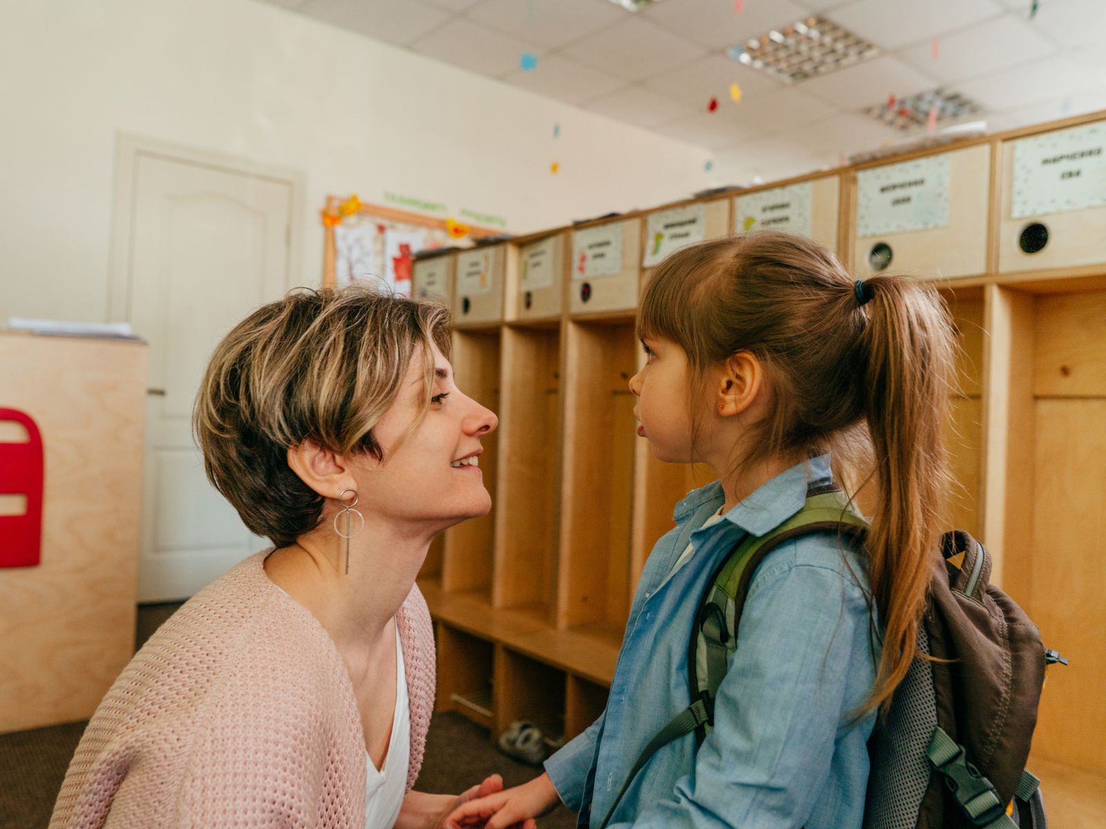 mama z córką w szatni przedszkolnej