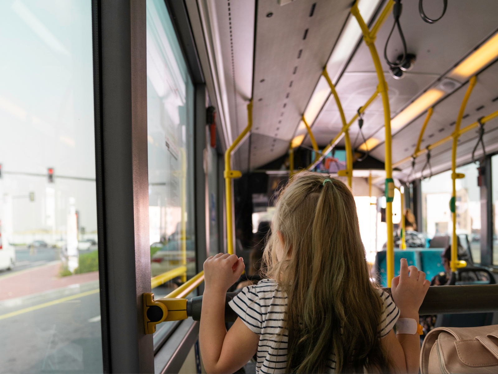 dziecko w autobusie