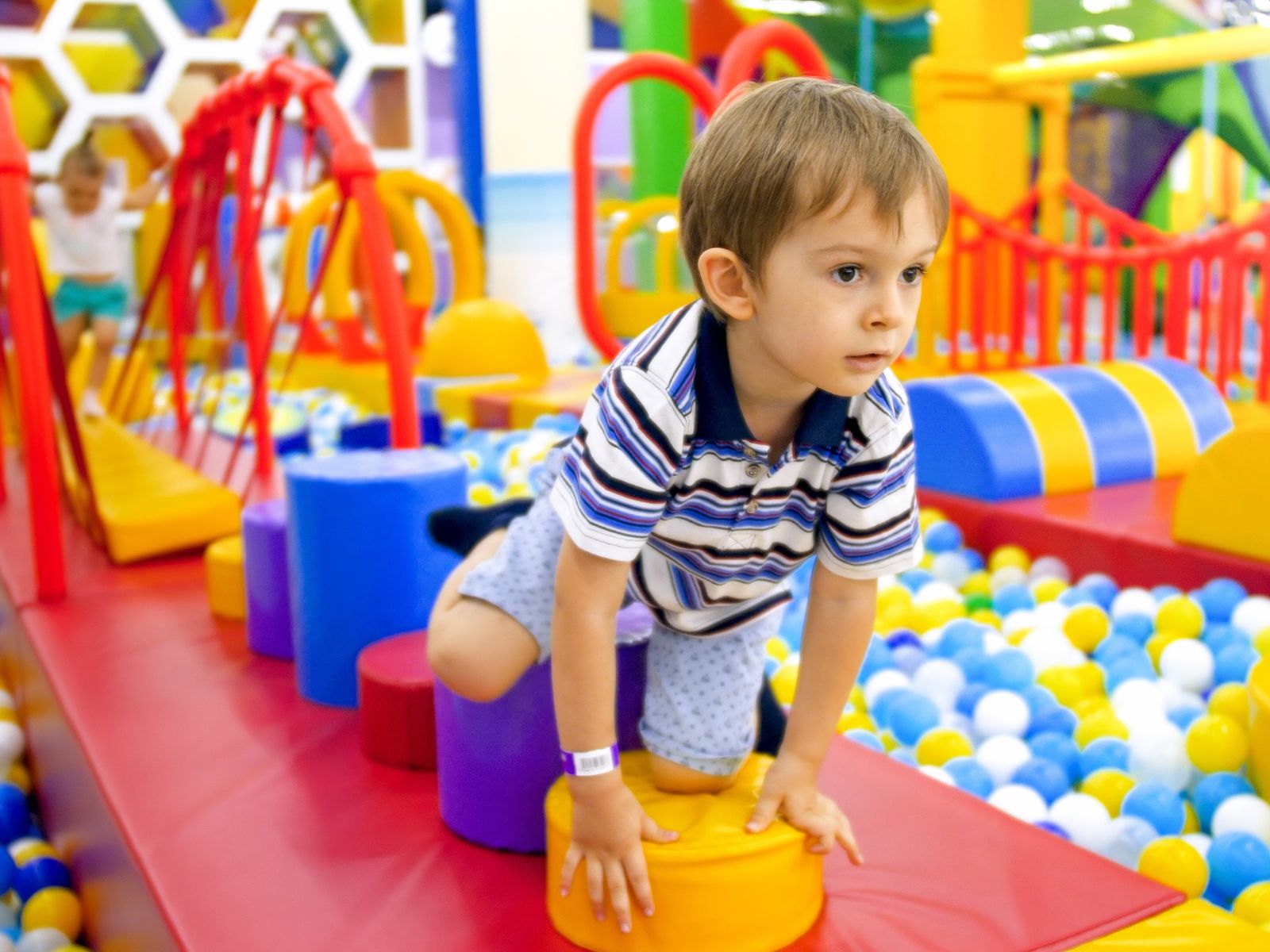 Chłopiec w czasie zabawy