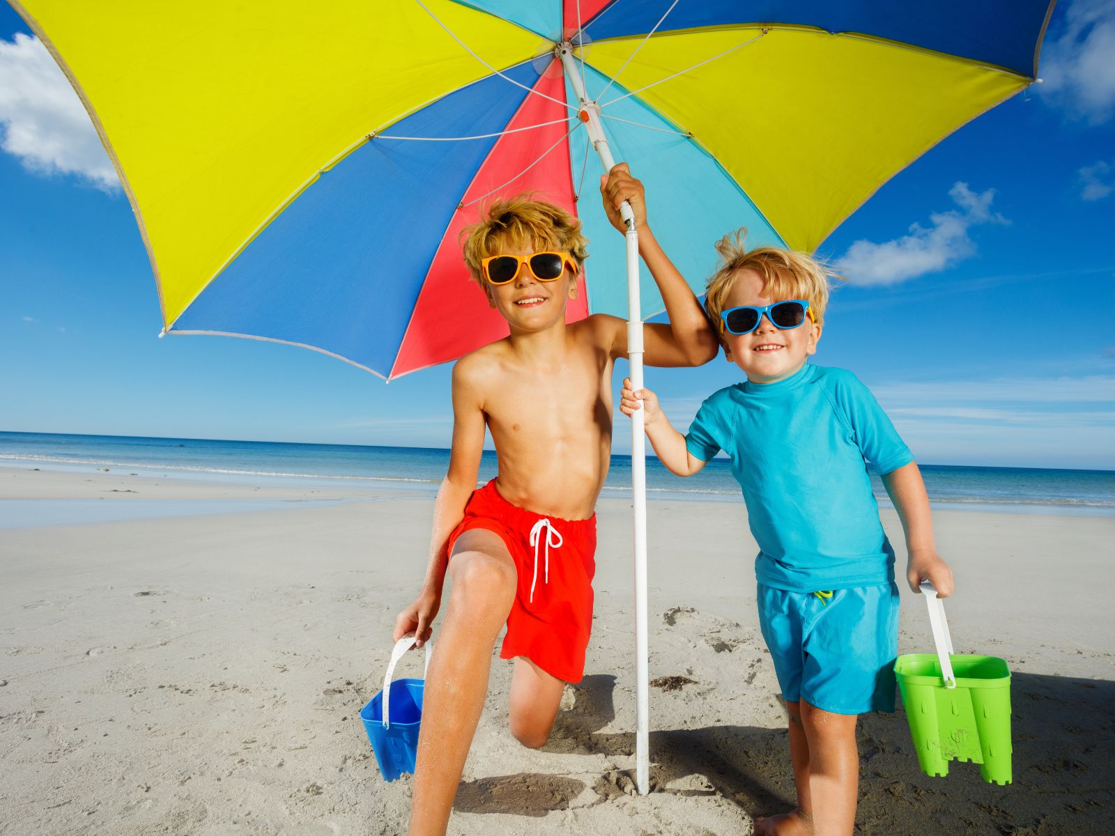 Chłopcy w czasie zabawy na plaży
