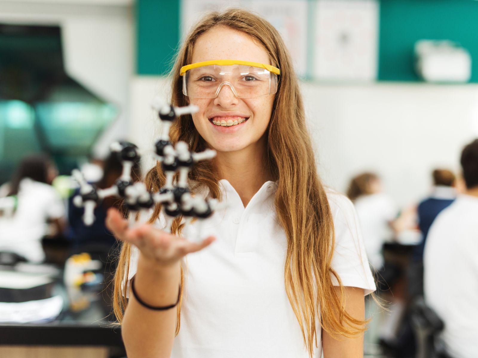 lekcja chemii, dziewczynka w klasie